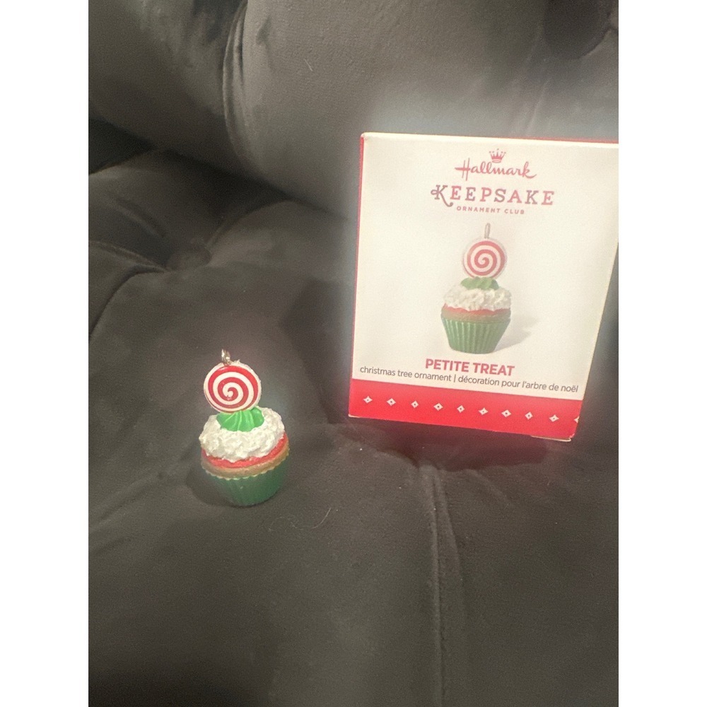 Hallmark Keepsake Ornament Club Exclusive Petite Treat holiday Cupcake 2015